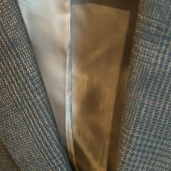 Izod Men’s blazer. Black and brown. Tan interior. 2 buttons. Size 44R. EUC - Picture 7 of 8